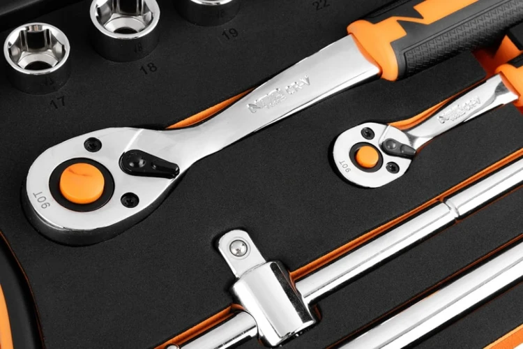 ZESTAW KLUCZY NASADOWYCH CRV 1/2" 1/4" 95 ELEMENTÓW W PIANCE EVA NEO TOOLS