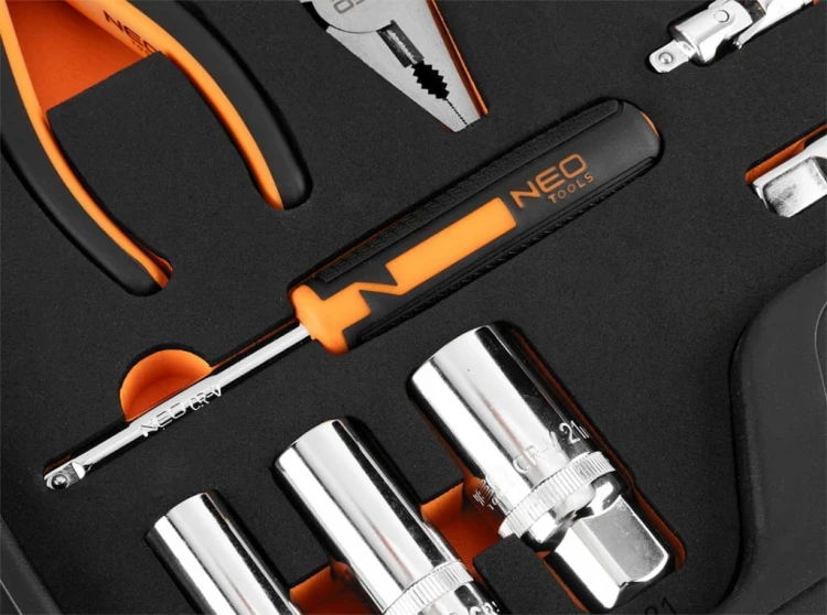 ZESTAW KLUCZY NASADOWYCH CRV 1/2" 1/4" 95 ELEMENTÓW W PIANCE EVA NEO TOOLS