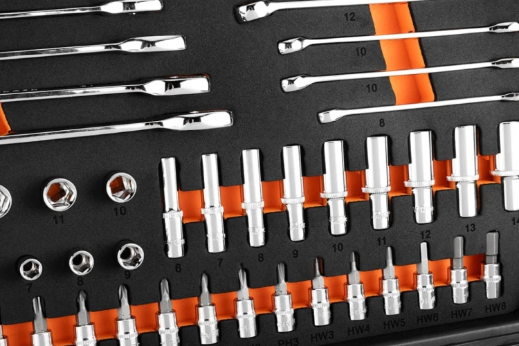 ZESTAW KLUCZY NASADOWYCH CRV 1/2" 1/4" 95 ELEMENTÓW W PIANCE EVA NEO TOOLS