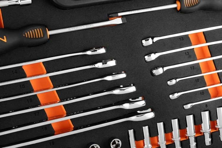 ZESTAW KLUCZY NASADOWYCH CRV 1/2" 1/4" 95 ELEMENTÓW W PIANCE EVA NEO TOOLS