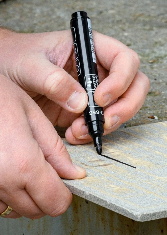 NEO Marker budowlany czarny 4szt. permanentny olejowy końcówka 4,5mm 13-858